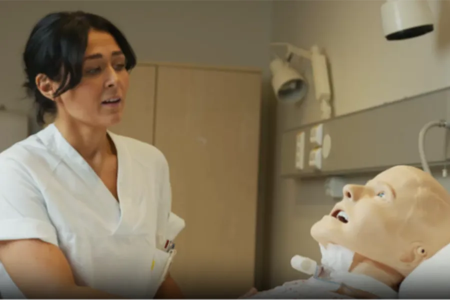 En lege som holder en baby