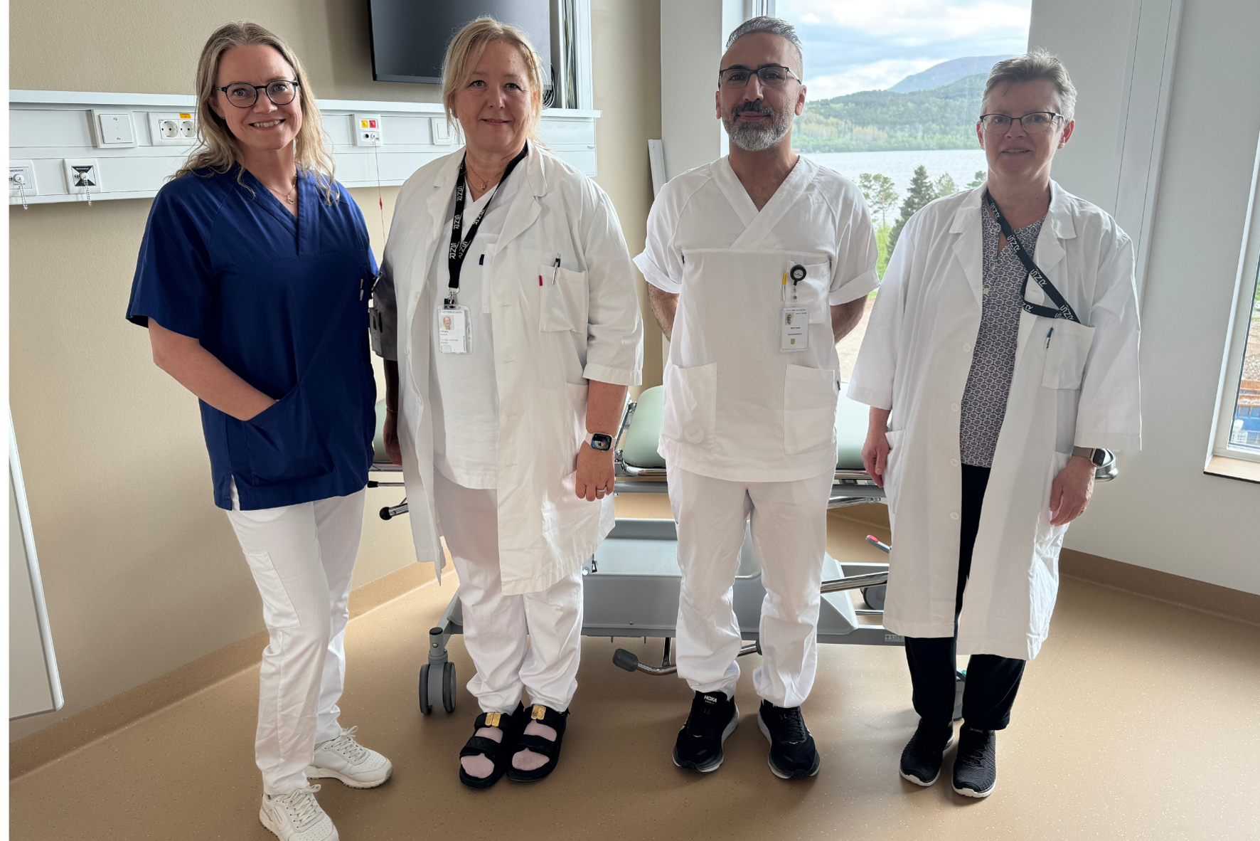 En gruppe mennesker som poserer for et bilde
