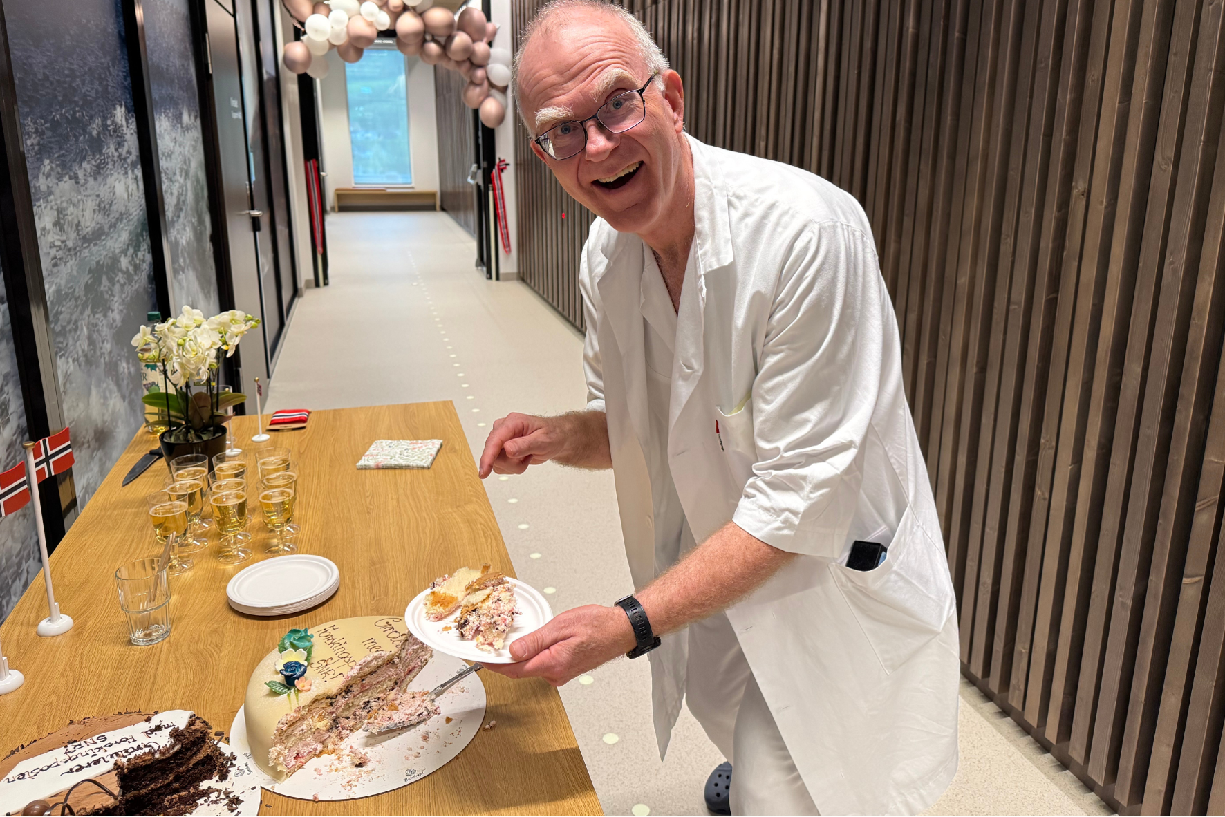 En mann som skjærer en kake