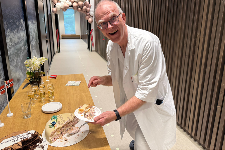 En mann som skjærer en kake