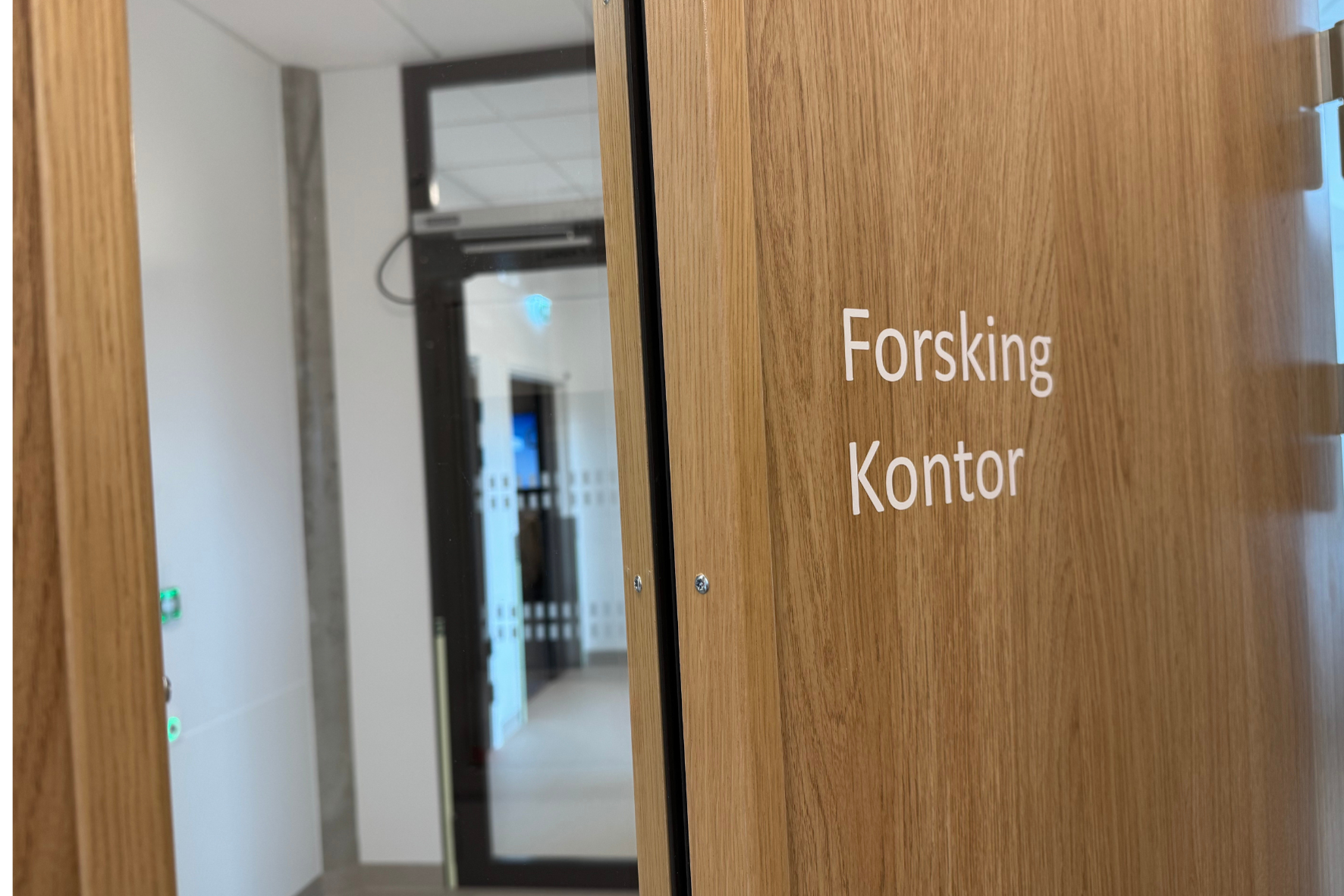 En dør med et skilt på