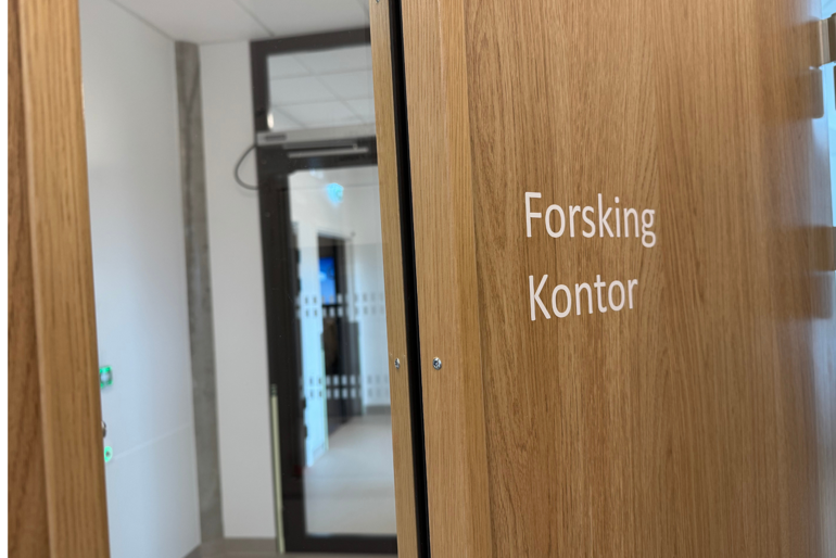 En dør med et skilt på