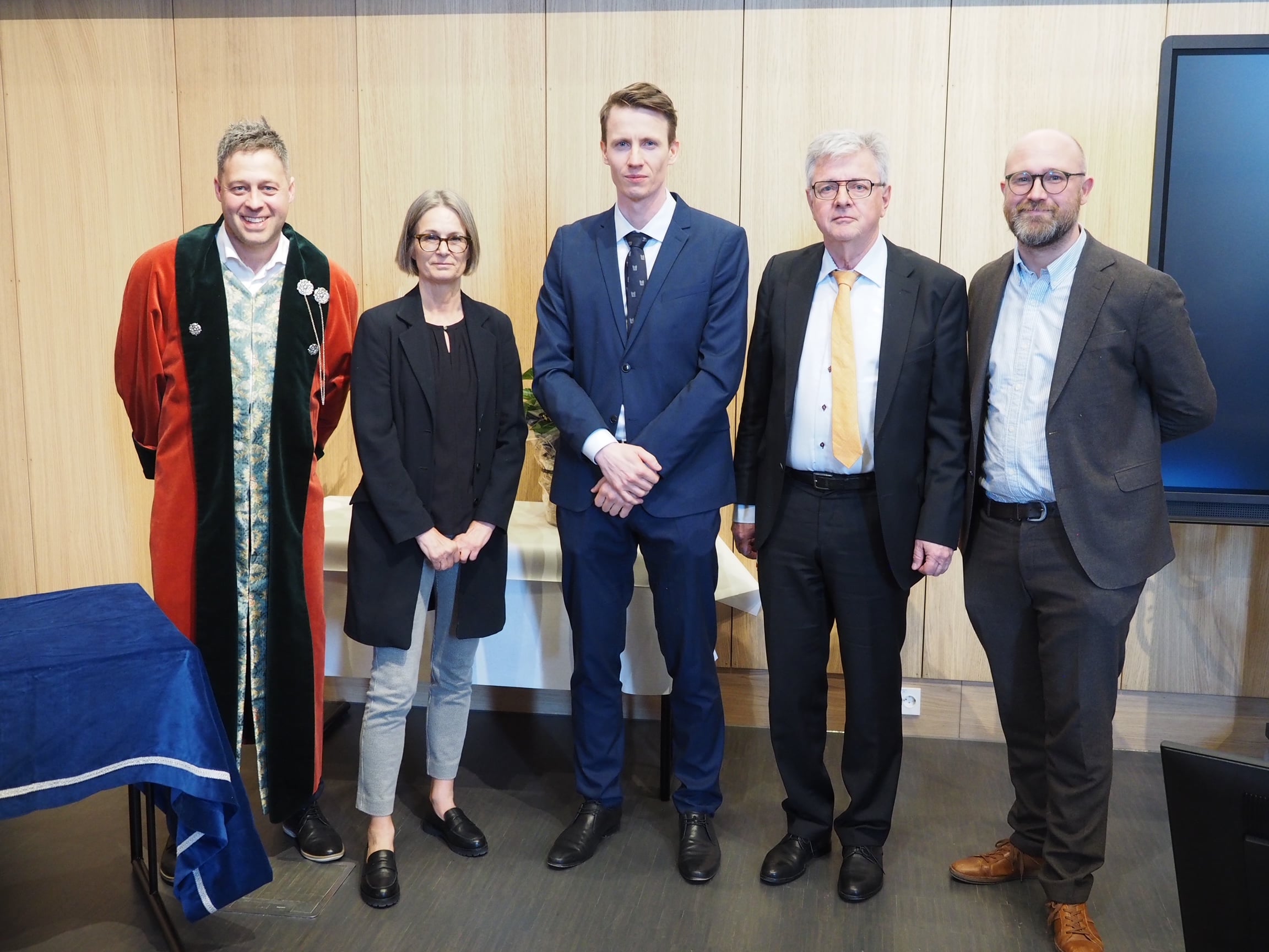 Ei gruppe menneske som poserar for eit bilde