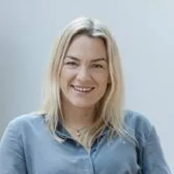 En kvinne med blondt hår