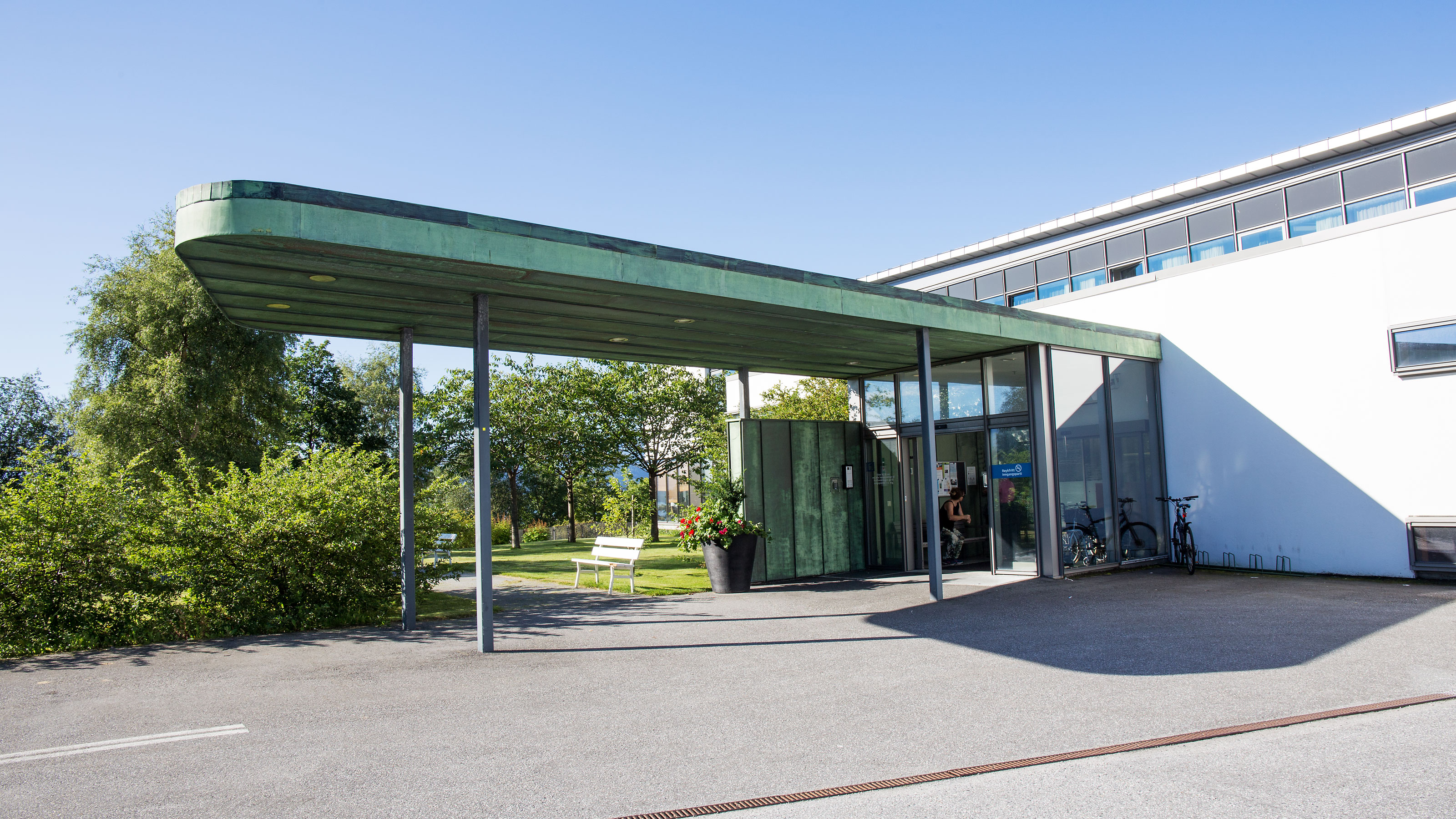 Ei bygning med overbygd inngangsparti