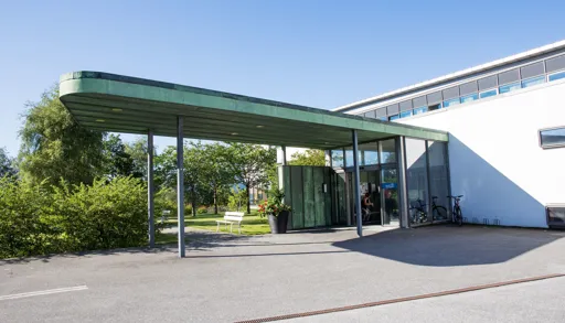 Ei bygning med overbygd inngangsparti