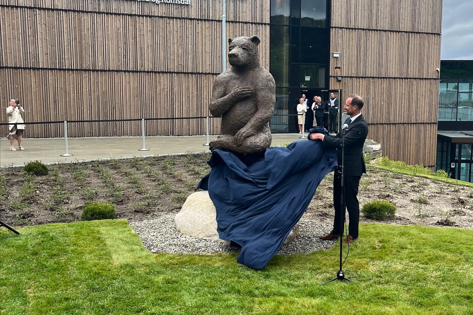 H.K.H. Kronprins Haakon og statuen Bjørnen.
