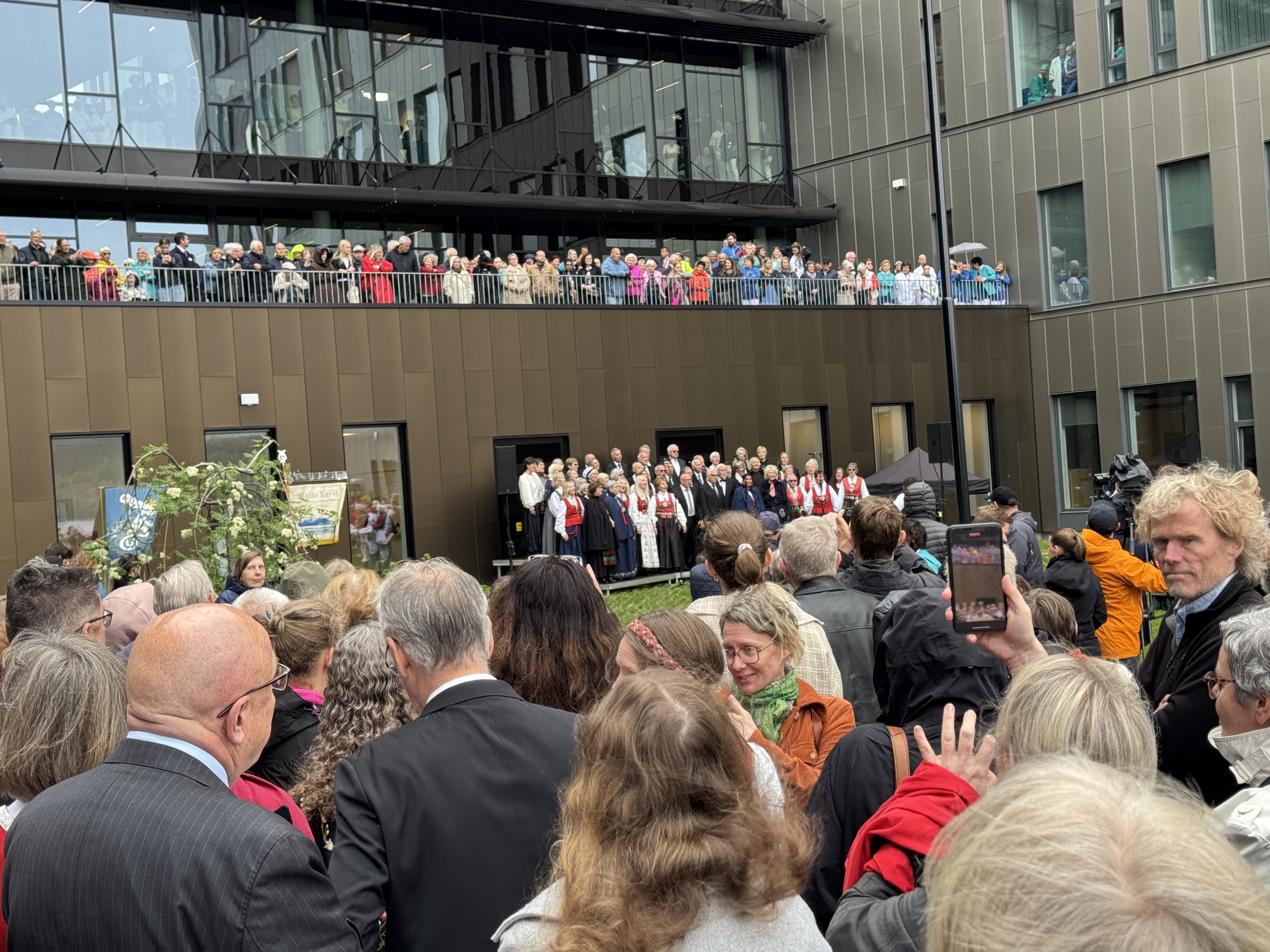 En gruppe personer i et rom