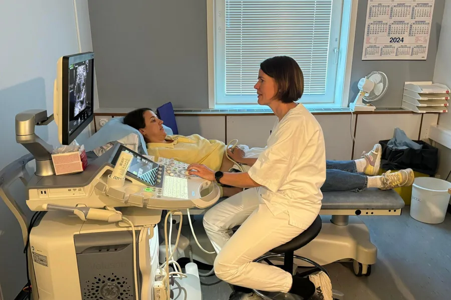 Gravid kvinne får ultralydsundersøkelse