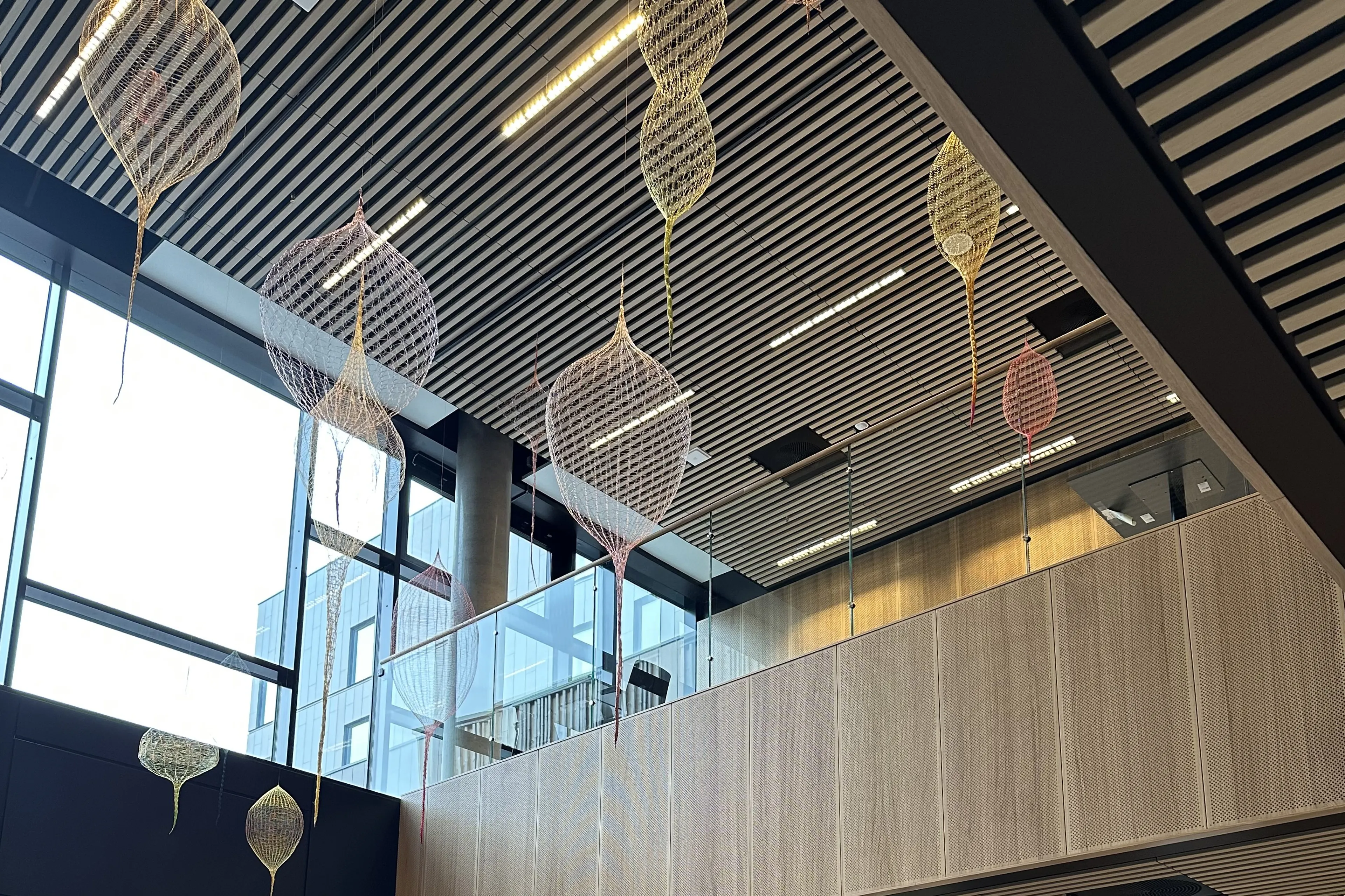 Et stort rom med en stor lysekrone og et stort vindu