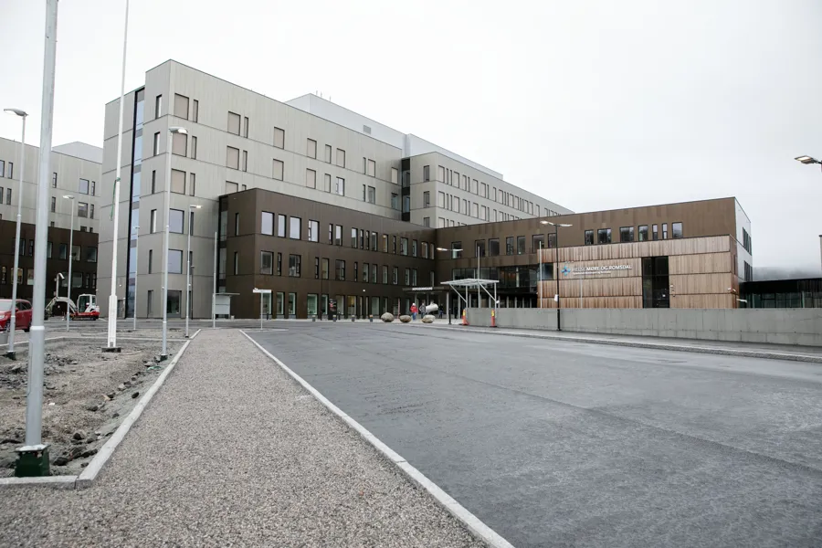 En vei med en bygning på siden