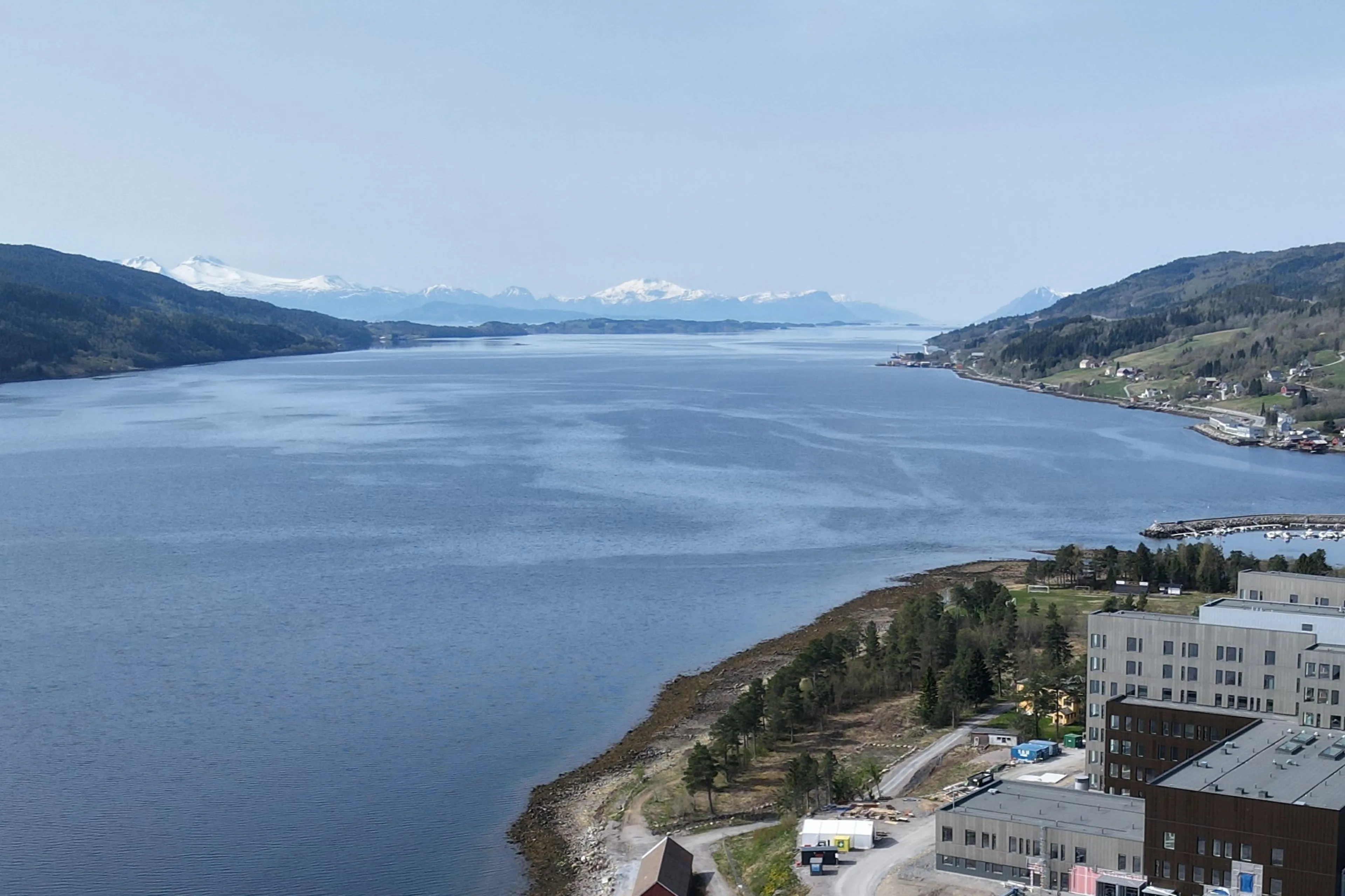 Utsikt mot fjord og snødekte fjelltopper fra Sjukehuset Nordmøre og Romsdal.
