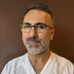 En mann med skjegg og briller