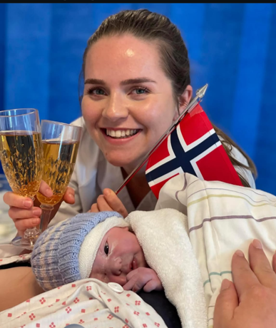 En person som holder en baby