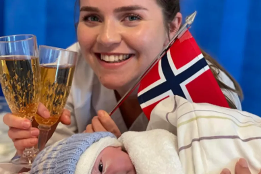 En person som holder en baby