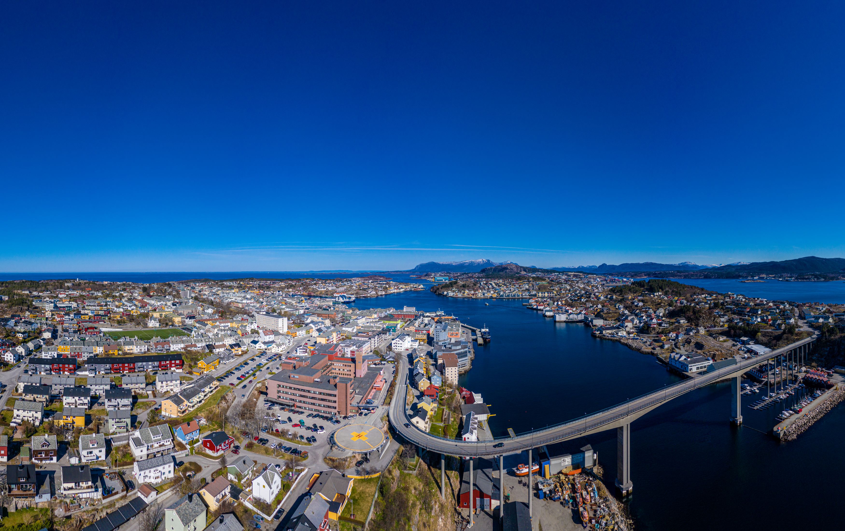 En bro over en elv med en by i bakgrunnen