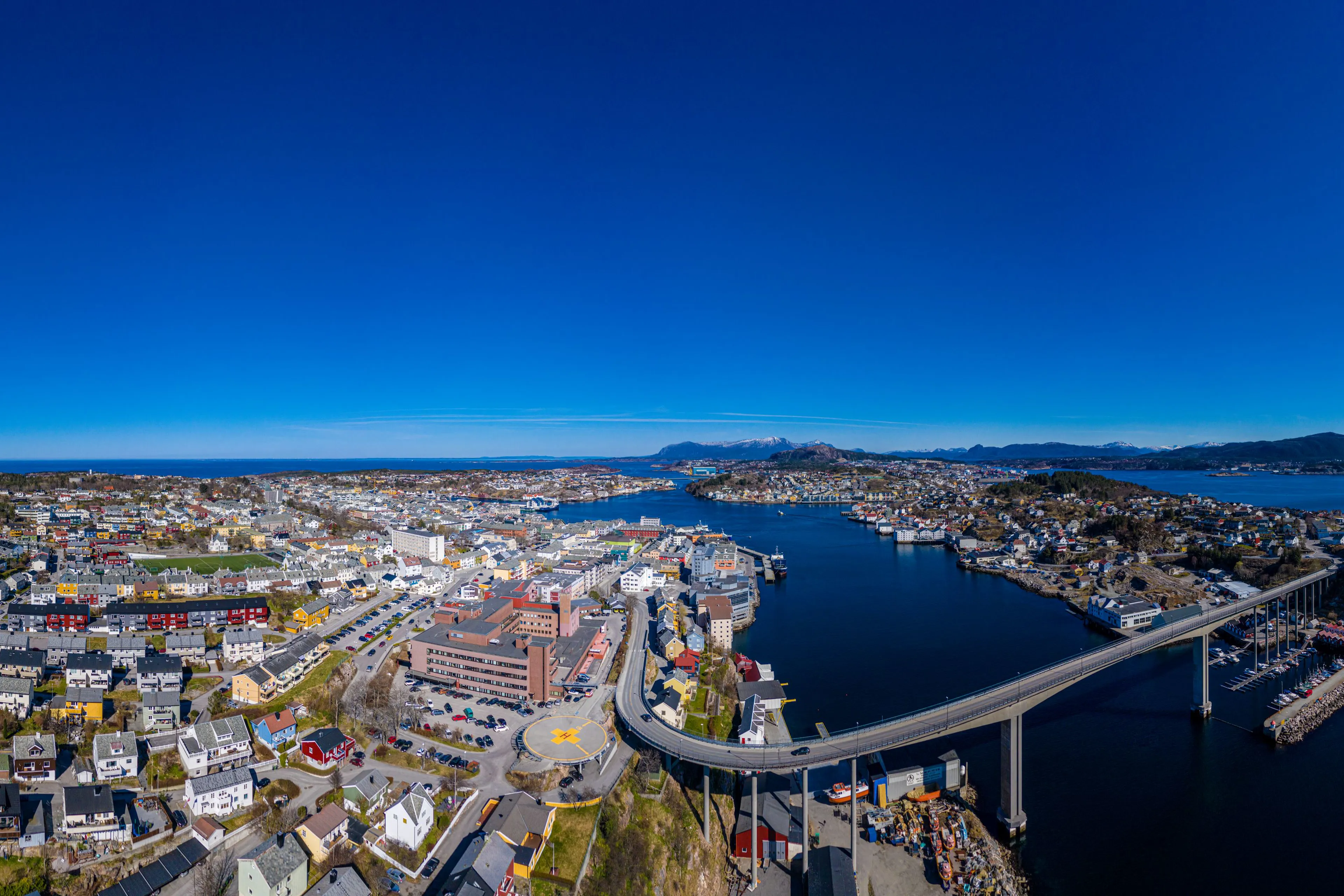 En bro over en elv med en by i bakgrunnen