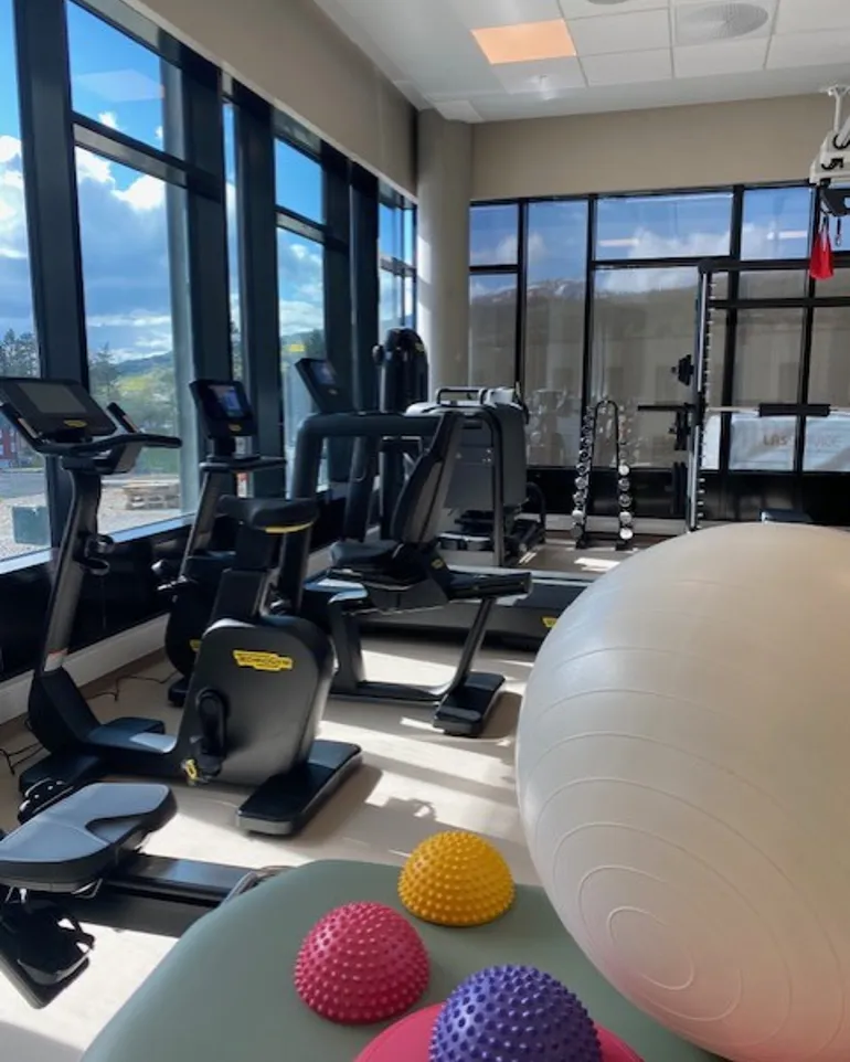 Et treningsstudio med treningsutstyr