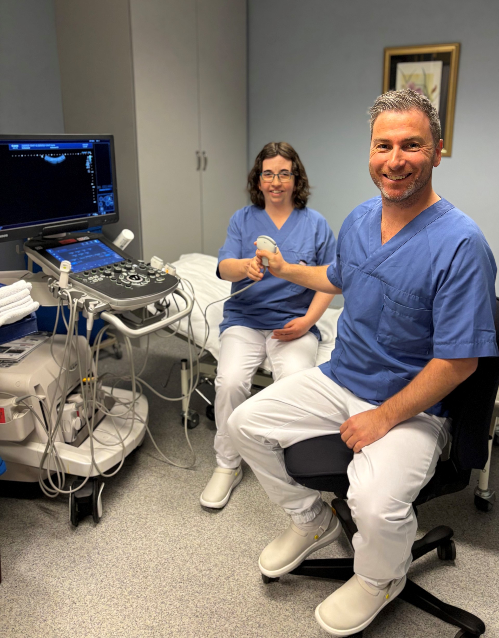 To ansatte med et ultralydapparat.