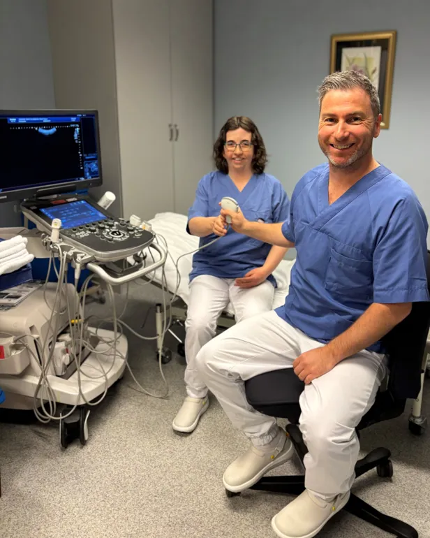 To ansatte med et ultralydapparat.