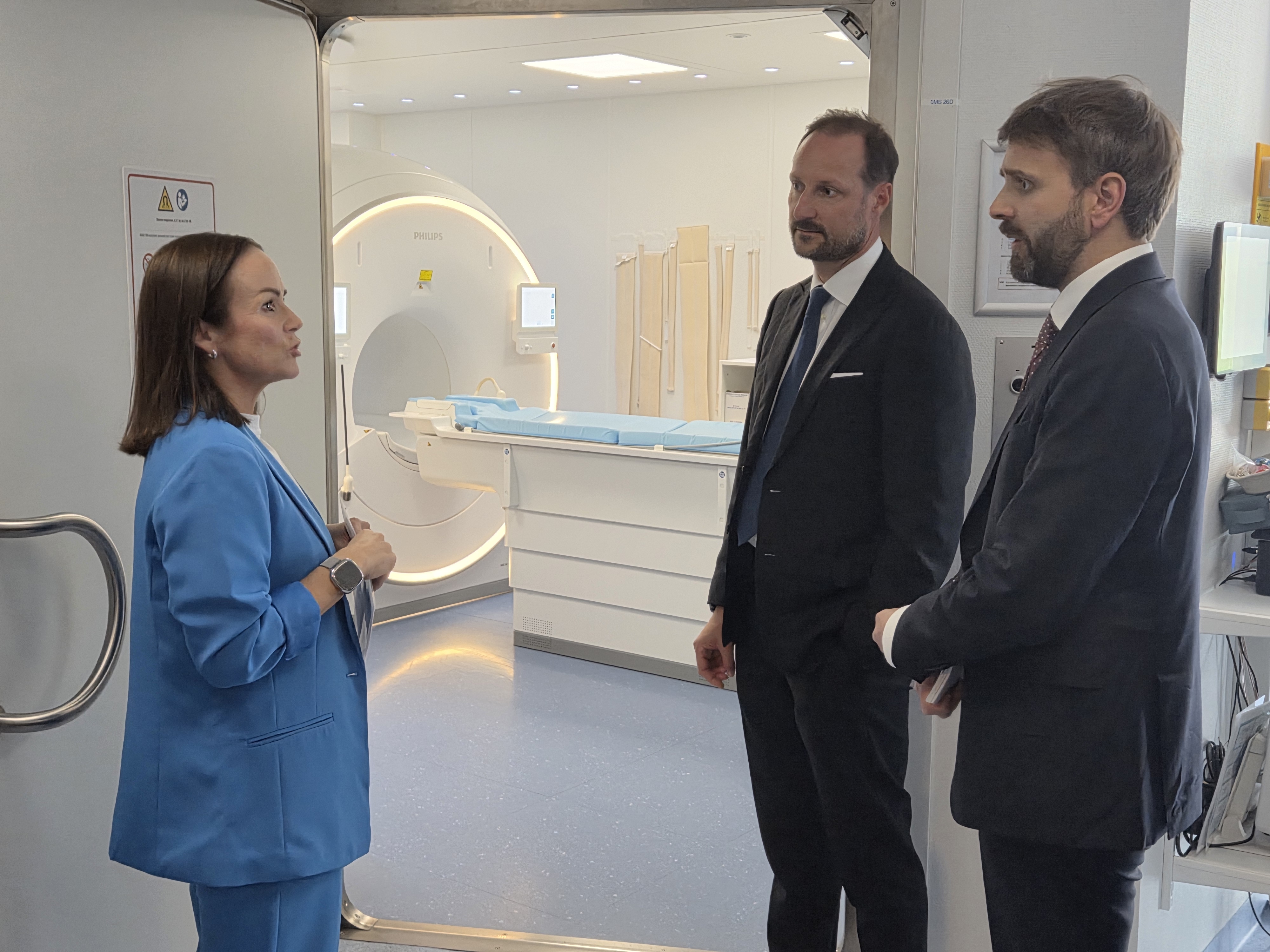 Kronprinsen på besøk ved radiologiavdelingen i Kristiansund.