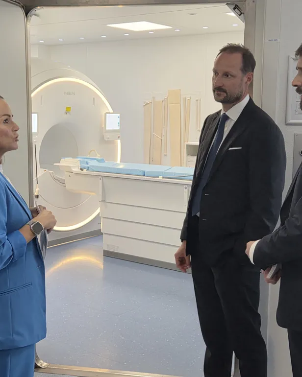 Kronprinsen på besøk ved radiologiavdelingen i Kristiansund.