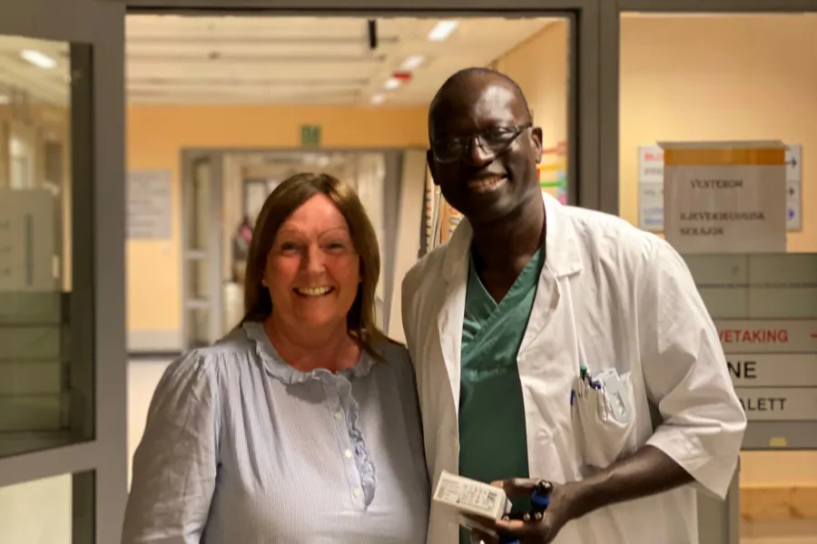 En mann og kvinne som poserer for et bilde