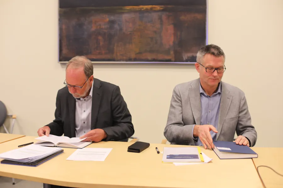 Menn som sitter ved et bord