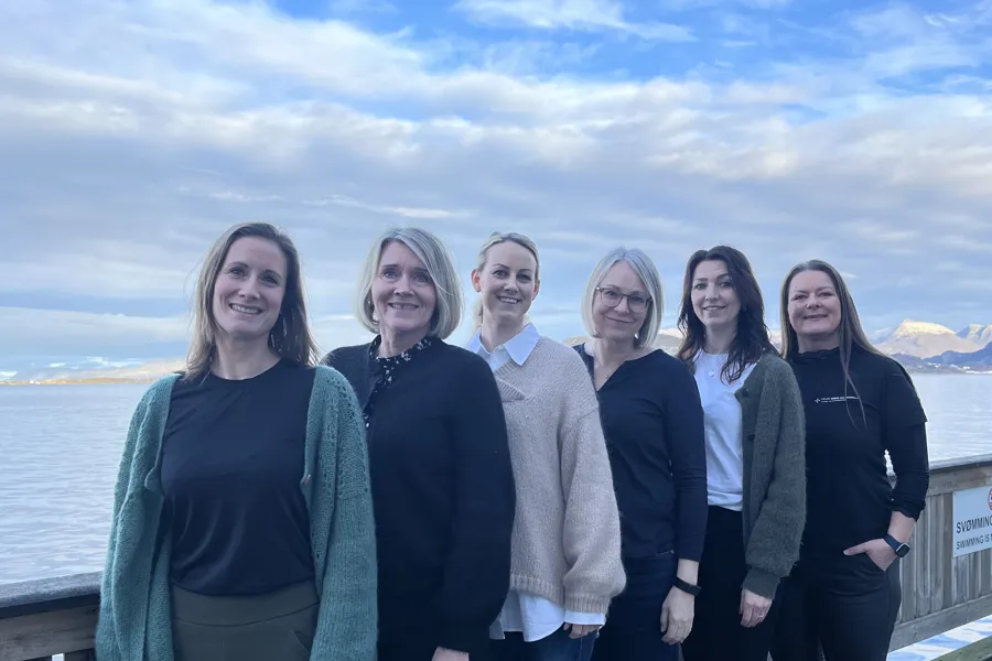 En gruppe kvinner som poserer for et bilde