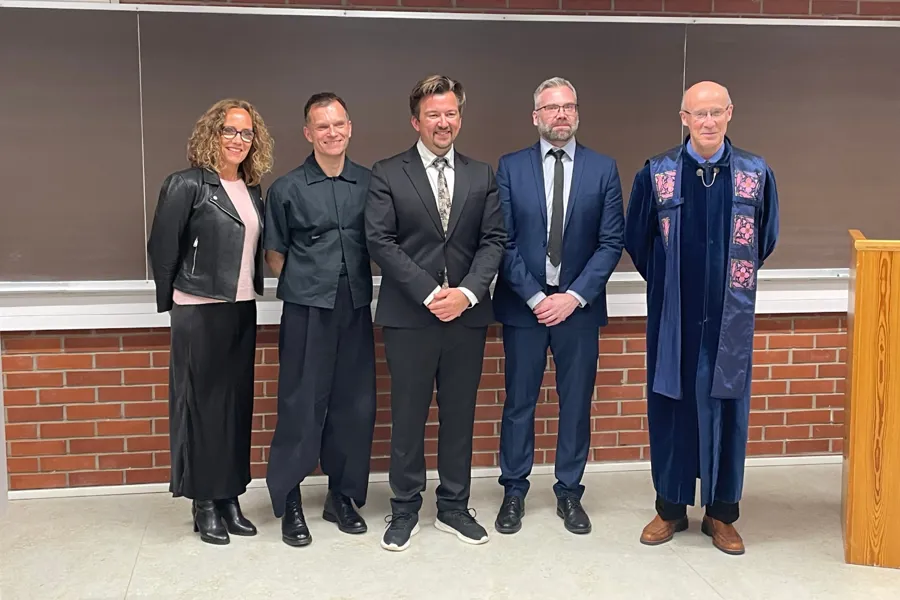Ei gruppe menneske som poserer for eit bilde