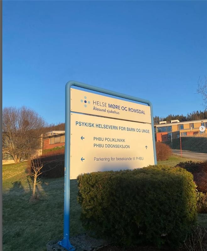 Et skilt på en stolpe