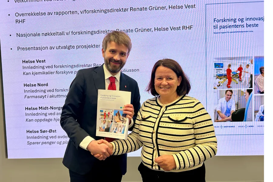 En mann og en kvinne som holder en rapport