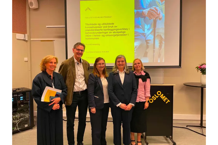Ei gruppe menneske som poserer for eit bilde