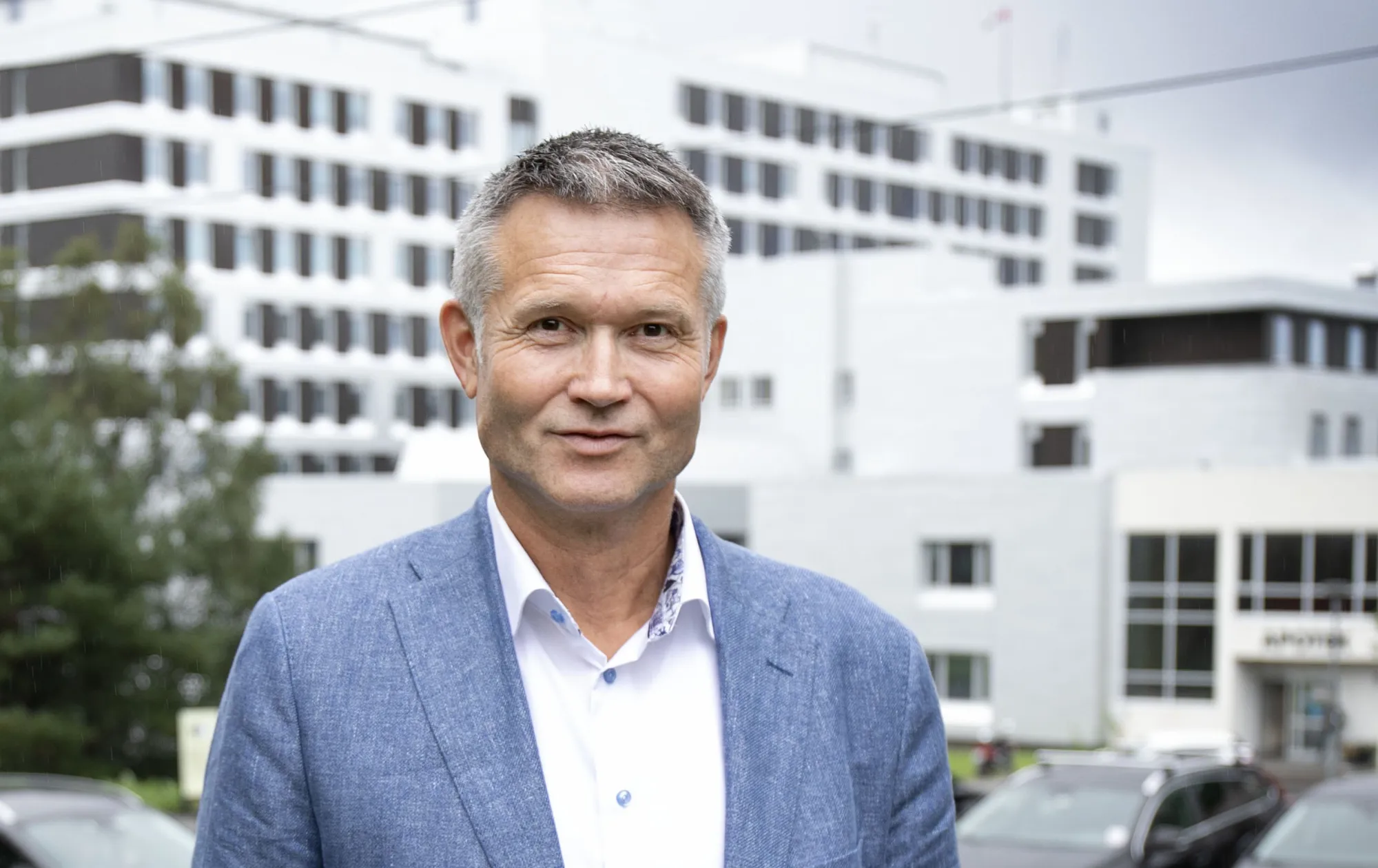 En mann i blå skjorte