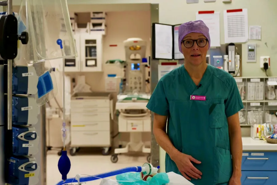 En dame på et sykehusrom