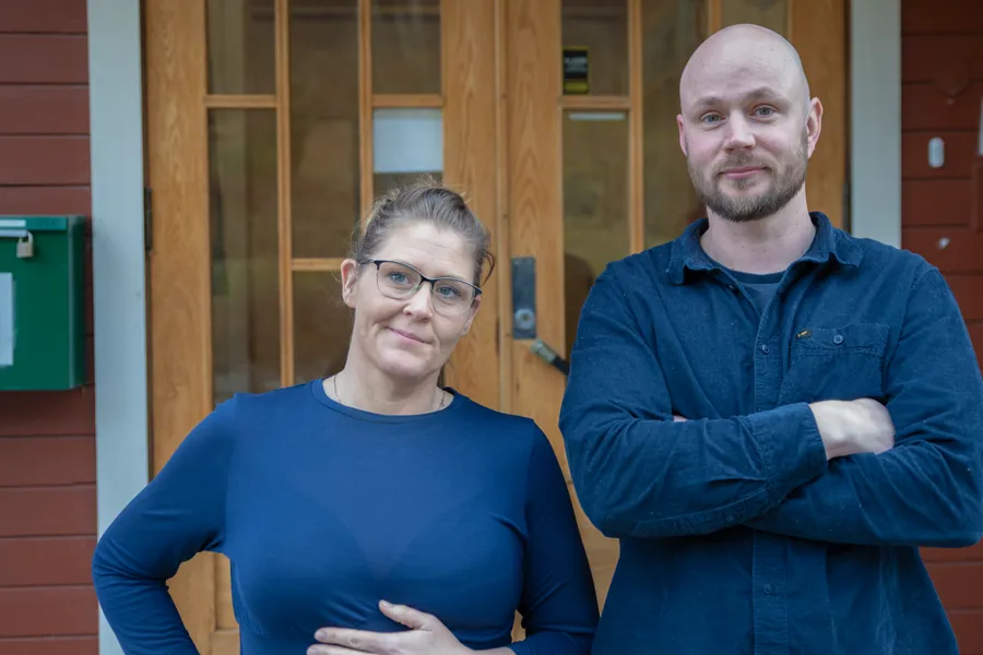 En mann og kvinne som poserer for et bilde