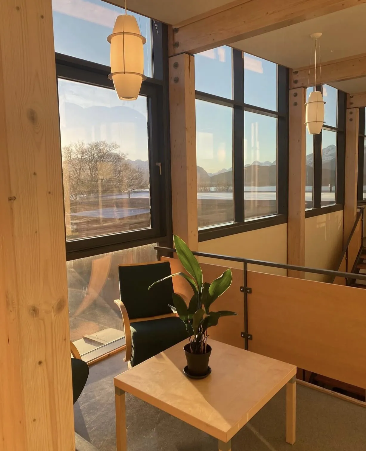 Et rom med bord og stoler