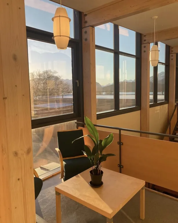 Et rom med bord og stoler
