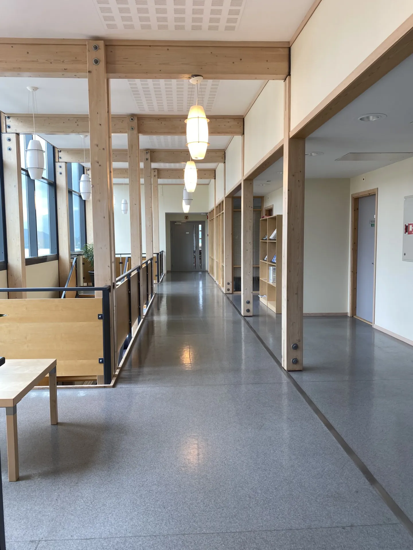 Et stort rom med bord og stoler