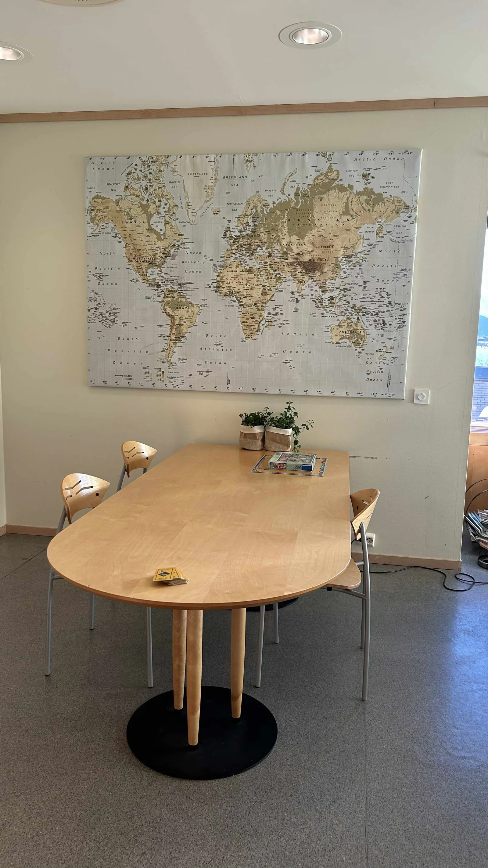 Et bord med et kart på veggen