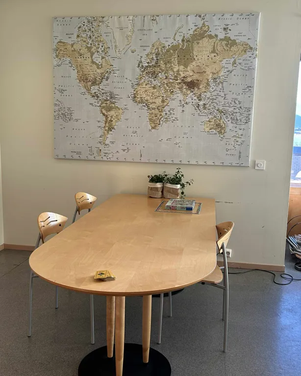 Et bord med et kart på veggen