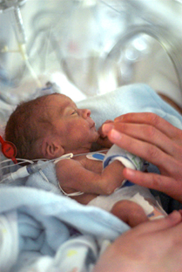 En person som holder en baby