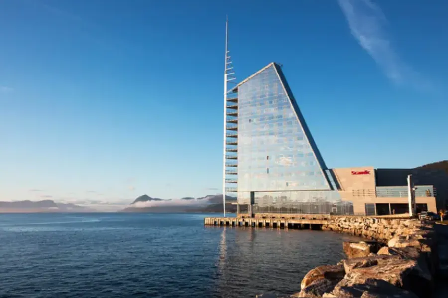 En bygning ved siden av en vannmasse