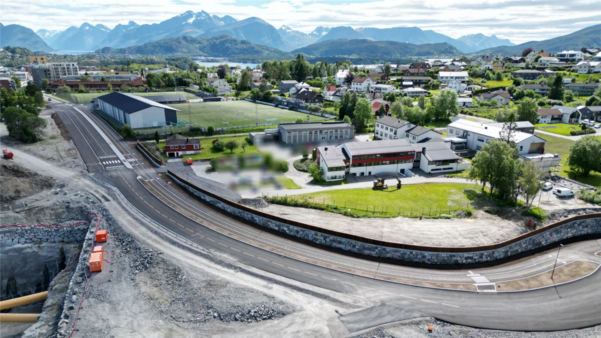 Dronebilde av ny veg ved Ålesund behandlingssenter