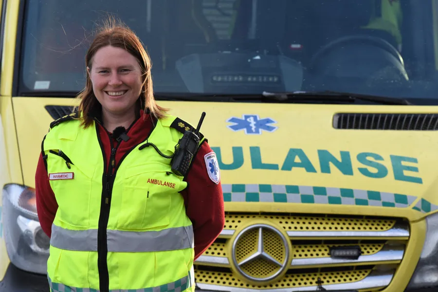 En kvinne i gul jakke