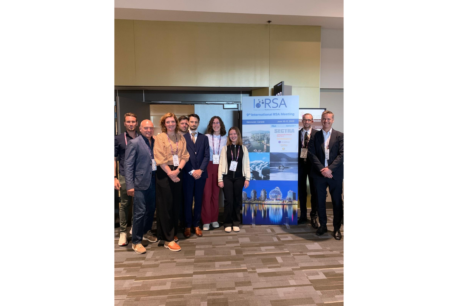 En gruppe mennesker som poserer for et bilde