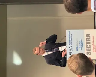 En mann som taler på et podium