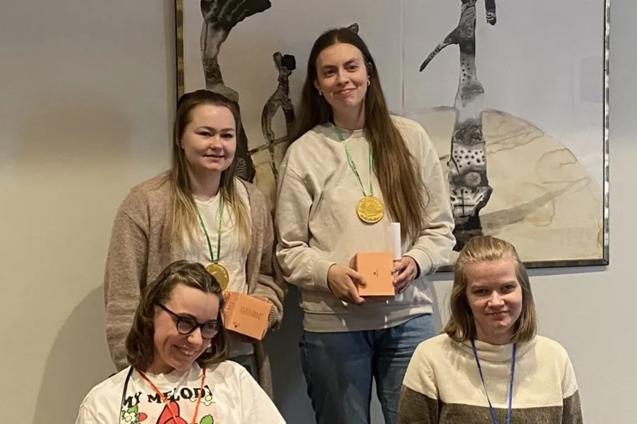 En gruppe kvinner som poserer for et bilde