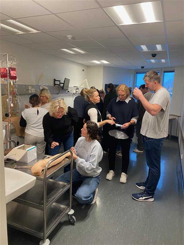 En gruppe mennesker på et kontor