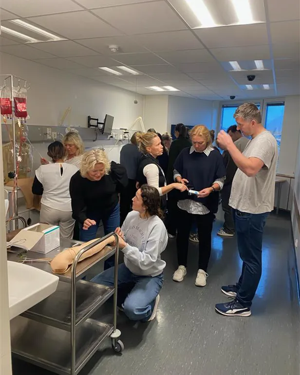 En gruppe mennesker på et kontor